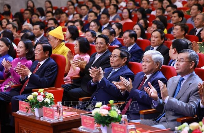 Le Premier ministre Pham Minh Chinh à la cérémonie de remise du 5e Prix journalistique national contre la corruption, le gaspillage et les pratiques malsaines (2024–2025). Photo: VNA pmc-du.jpg