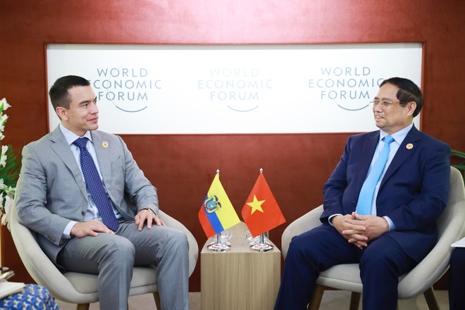 Le Premier ministre Pham Minh Chinh (droite) et le président équatorien Daniel Noboa. Photo: VNA vna-potal-thu-tuong-pham-minh-chinh-gap-tong-thong-ecuador-daniel-noboa-8111916.jpg
