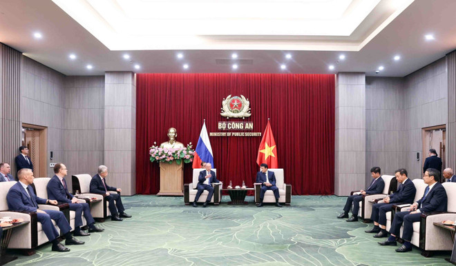 La rencontre entre le général Luong Tam Quang (droite) et Nikolaï Patrouchev, conseiller du président russe Vladimir Poutine et président du Conseil maritime de Russie. Photo: VNA vna-potal-bo-truong-cong-an-tiep-tro-ly-tong-thong-chu-tich-hoi-dong-bien-lien-bang-nga-8277775-1.jpg