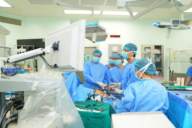 Les médecins vietnamiens maîtrisent désormais des techniques de pointe telles que la chirurgie robotique, la laparoscopie, les transplantations d'organes, le traitement du cancer et des maladies infectieuses... Photo: VietnamPlus ghep-gan.jpg