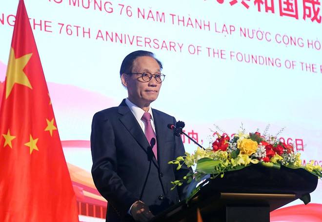 Le secrétaire du Comité central du Parti et ministre par intérim des Affaires étrangères, Le Hoai Trung au banquet donné par l’ambassade de Chine au Vietnam, à l’occasion du 76e anniversaire de la Fête nationale de Chine. Photo: VNA vna-potal-tiec-chieu-dai-ky-niem-76-nam-ngay-thanh-lap-nuoc-cong-hoa-nhan-dan-trung-hoa-8299342.jpg