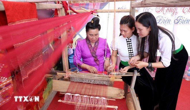 Cet événement contribue à honorer les valeurs culturelles traditionnelles et à construire l'image unique de la "Quintessence du Nord-Ouest". Photo: VNA 1909-festival-tinh-hoa-tay-bac-3.jpg
