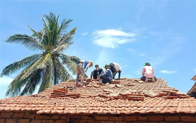Dans la campagne Jeunes bénévoles de l'été 2025, de nombreux jeunes, notamment des étudiants de l’Université de génie civil du Centre, ont contribué activement à la construction de logements. Photo: VNA vna-potal-dak-lak-chung-tay-xoa-nha-tam-bang-tinh-than-nhiet-huyet-trach-nhiem-8203447.jpg