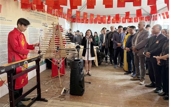 Visiteurs au stand du journal Nhân Dân à la Fête de l’Humanité 2025 en France. Photo: VNA vna-potal-bao-nhan-dan-tham-du-hoi-bao-nhan-dao-tai-phap-8274381.jpg
