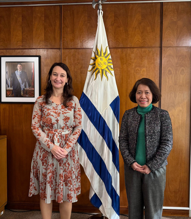 L’ambassadrice Ngo Minh Nguyet (droite) et la vice-ministre Valeria Csukasi. Photo: VNA vna-potal-viet-nam-va-uruguay-tang-cuong-quan-he-hop-tac-8187508.jpg