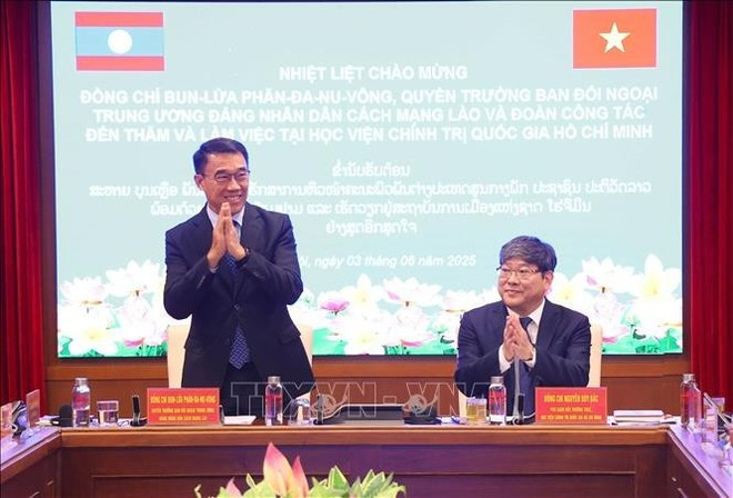 Le professeur associé, Docteur Nguyên Duy Bac, vice-président permanent de l'Académie nationale de politique Hô Chi Minh (HCMA) (droite) et Bounleua Phandanouvong, président par intérim de la Commission des relations extérieures du Comité central du Parti populaire révolutionnaire lao (PPRL) à la réunion à l'HCMA. Photo: VNA vietnam-laos-hcma-vna.jpg