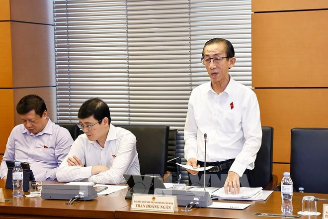 Députés aux discussions en groupes. Photo: VNA 131015-quoc-hoi-thao-luan-o-to-ve-phat-trien-kinh-te-xa-hoi-nhung-thang-dau-nam-2025.jpg