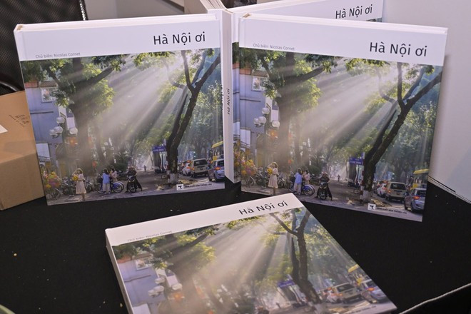 Nicolas Cornet est le rédacteur en chef et l'un des neuf auteurs du livre photo « Ha Noi oi ». Photo : VietnamPlus 3f0b17629ec92c9775d8-1.jpg