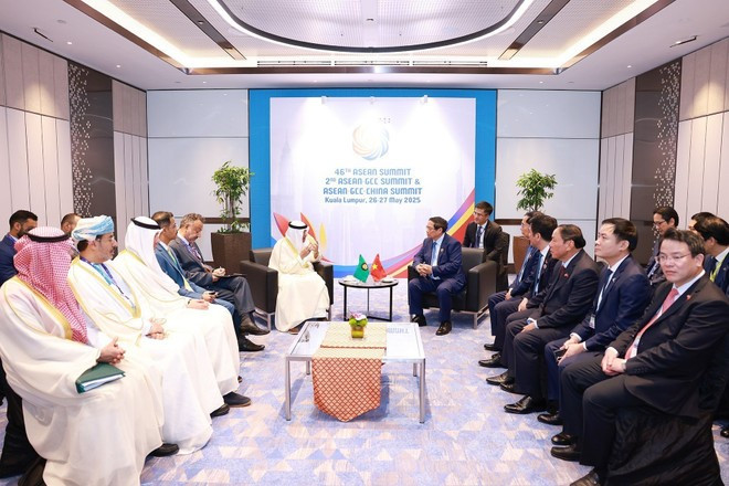 Lors de la réunion entre le Premier ministre Pham Minh Chinh et le secrétaire général du Conseil de coopération du Golfe (CCG), Jasem Mohamed Al Budaiwi. Photo: VNA mt.jpg