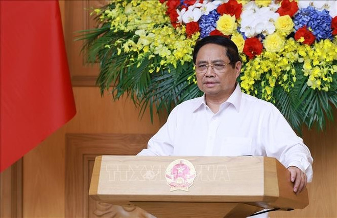 Le Premier ministre Pham Minh Chinh préside la réunion de la Permanence du gouvernement avec les ministères et organismes concernés, diffusée en ligne dans 12 localités, pour examiner le relèvement après le passage du typhon n°10 (Bualoi) et préparer la riposte face à la menace imminente du typhon n°11 (Matmo). Photo: VNA pmc-31025-10.jpg