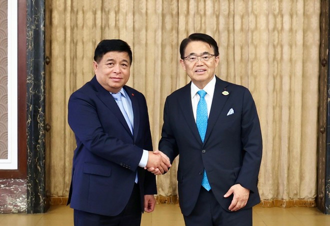 Le vice-Premier ministre Nguyen Chi Dung (gauche) et le gouverneur Omura Hideaki. Photo: VNA pttg-tie1babfp-the1bb91ng-c491e1bb91c-aichi-2.jpg