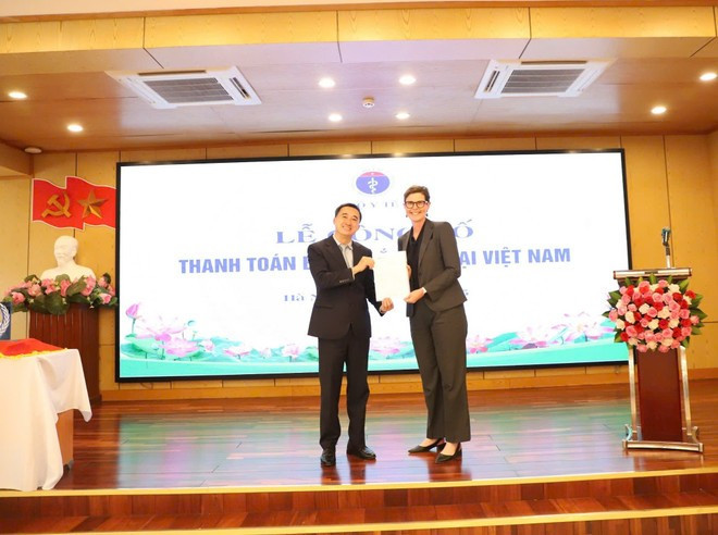 La Dr Angela Pratt, représentante de l'OMS au Vietnam, remet le certificat d'éradication du trachome au Vietnam au vice-ministre de la Santé, Trân Van Thuân. Photo : Vietnam+ trao.jpg