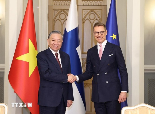 Le SG Tô Lâm (gauche) et le président finlandais Alexander Stubb. Photo: VNA tong-bi-thu-ky-ket-van-kien-hop-tac-phan-lan-4.jpg