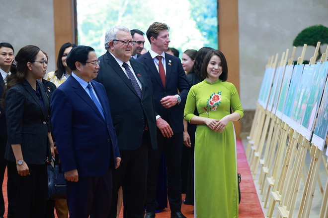 Le Premier ministre Pham Minh Chinh et le président de la Chambre des représentants néo-zélandais Gerry Brownlee visitent l'exposition photographique sur la coopération entre les deux pays, produite par la VNA. Photo : VNA vna-potal-thu-tuong-hoi-kien-chu-tich-quoc-hoi-new-zealand-gerry-brownlee-8240997.jpg