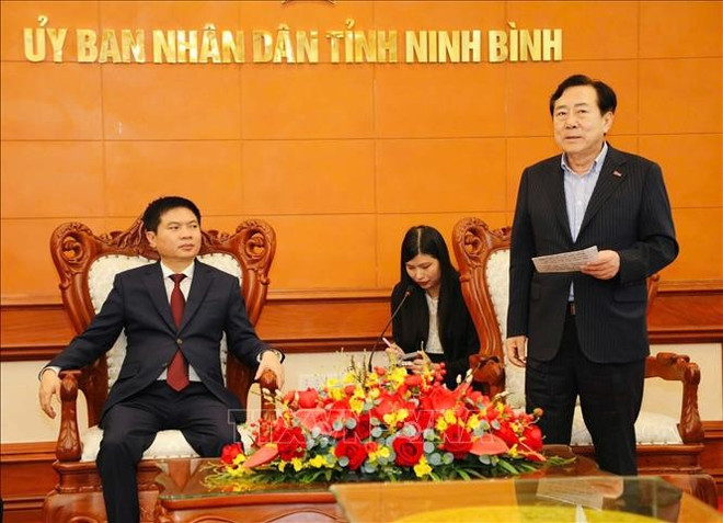 La réunion entre les autorités de la province de Ninh Binh et l’Association des petites et moyennes entreprises sud-coréennes. Photo: VNA ninh-binh2-210825.jpg