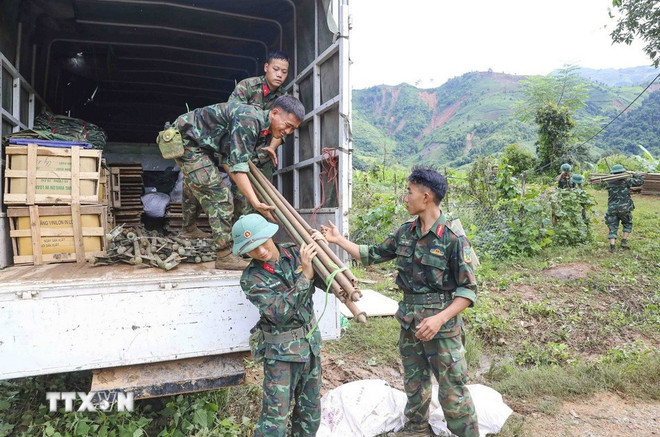 Des soldats construisent des abris temporaires pour les habitants des zones inondées de la commune de Xa Dung. Photo : VNA 0208-dien-bien-khac-phuc-hau-qua-mua-lu-15.jpg