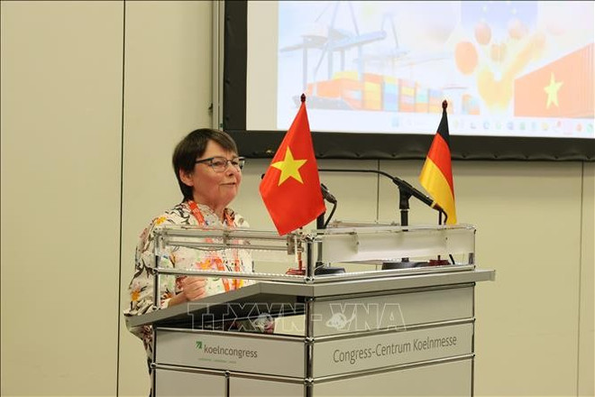 Grosse Gudrun, responsable des relations internationales à la Chambre de commerce et d’industrie de Cologne (IHK). Photo: VNA vna-potal-viet-nam-thuc-day-thuong-mai-nong-san-va-gia-vi-ben-vung-tai-anuga-2025-stand-1.jpg