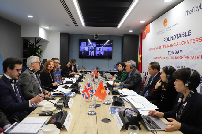 Séminaire sur la construction et le développement de centres financiers internationaux au Vietnam. Photo : VNA vna-potal-pho-thu-tuong-thuong-truc-chinh-phu-nguyen-hoa-binh-tham-va-lam-viec-tai-anh-7920356-1.jpg