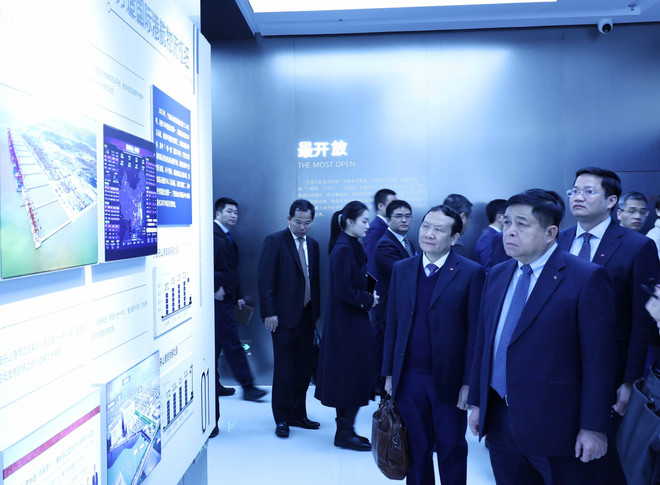 Le vice-Premier ministre vietnamien Nguyen Chi Dung (premier à droite) à la zone de libre-échange de Ningbo. Photo : VNA vna-potal-pho-thu-tuong-nguyen-chi-dung-tham-va-lam-viec-tai-tinh-chiet-giang-trung-quoc-7920109.jpg