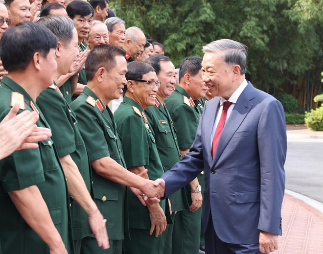 Le secrétaire général et président To Lam rencontre des anciens combattants de la division 308, en 2024. Photo : VNA 0808chuticnuocsudoan1-1639.jpg