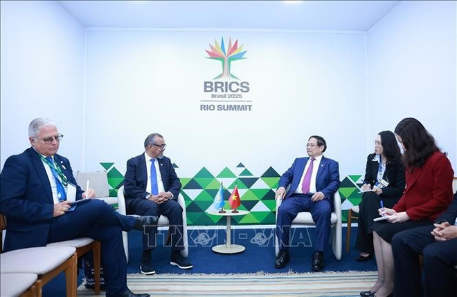 Le Premier ministre Pham Minh Chinh (droite) et le directeur général de l'Organisation mondiale de la santé (OMS), Tedros Adhanom Ghebreyesus. Photo: VNA vna-potal-thu-tuong-gap-tong-giam-doc-to-chuc-y-te-the-gioi-stand.jpg