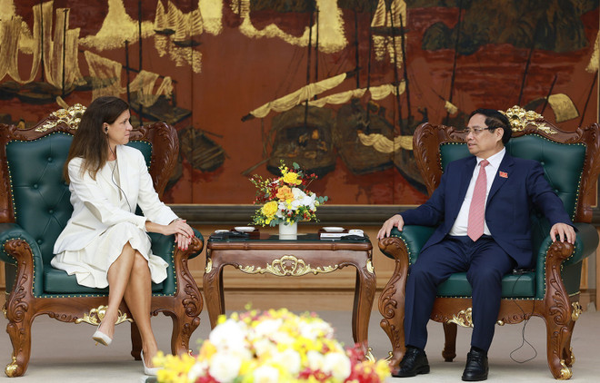 Le Premier ministre Pham Minh Chinh et María Victoria "Marí" Zingoni, directrice générale (PDG) des activités Power du groupe américain GE Vernova, en visite de travail au Vietnam. Photo: VNA vna-potal-thu-tuong-tiep-tong-giam-doc-dieu-hanh-cac-doanh-nghiep-dien-luc-cua-tap-doan-ge-vernova-hoa-ky-8306478.jpg