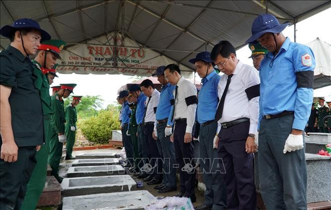 Cérémonie commémorative et d’inhumation des restes de 32 soldats volontaires et experts vietnamiens ayant sacrifié leur vie au Cambodge, au cimetière des Morts pour la Patrie du district de Hon Dat. Photo: VNA n-giang-to-chuc-le-truy-dieu-va-an-tang-32-hai-cot-liet-si-stand.jpg