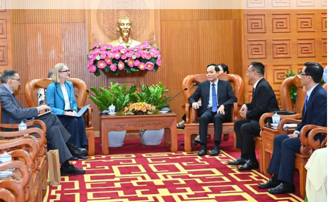 Le secrétaire du Comité du Parti de Hô Chi Minh-Ville, Trân Luu Quang (droite) et Mme Sarah Hooper, consule générale d’Australie. Photo: sggp.org.vn hcmc.jpg