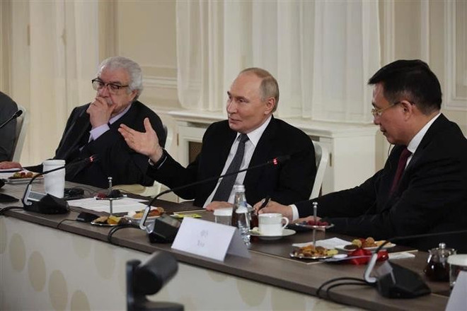 Le président russe Vladimir Poutine lors d'une réunion avec les dirigeants des agences de presse membres de l'OANA. Photo : VNA vna-potal-tong-thong-lien-bang-nga-vladimir-putin-tra-loi-phong-van-tong-giam-doc-8101297.jpg
