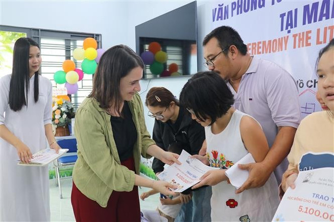Un représentant de l’organisation Enfants d’Asie remet un soutien financier et des cadeaux de la Fête de la mi-automne aux enfants en situation difficile lors de la cérémonie. Photo : VNA vna-potal-tp-ho-chi-minh-ra-mat-van-phong-tu-van-va-cung-cap-dich-vu-cho-tre-em-8317118.jpg