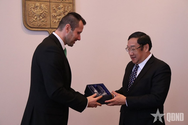 Le général de corps d'armée Pham Hoai Nam (droite) et le vice-ministre tchèque de la Défense, Daniel Blazkovec. Photo: qdnd.vn img-7374.jpg