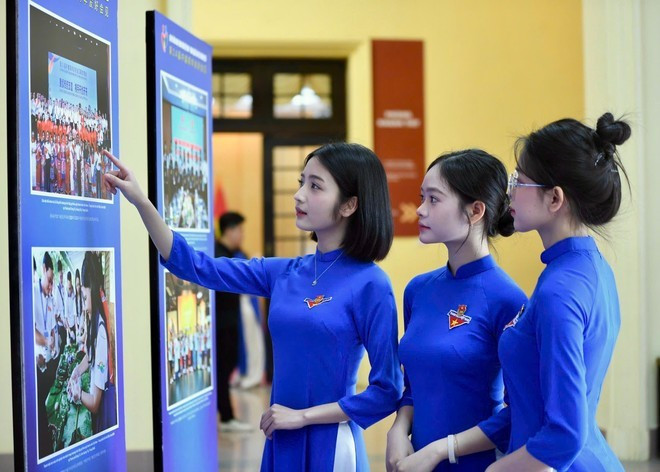 Les délégués visitent une exposition de photos présentant les échanges et la coopération entre les jeunes vietnamiens et chinois. Photo: Vietnam+ vietnam-china-youth-meeting.jpg