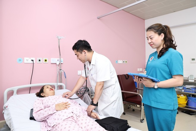 La patiente reçoit des instructions sur les protocoles de soins professionnels en vue de sa sortie prochaine. Photo : Vietnam+ bn-ghep-tim-2.jpg