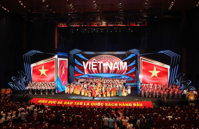 Célébration du 80ᵉ anniversaire de la tradition éducative. Photo: VNA vna-potal-tong-bi-thu-to-lam-cac-dong-chi-lanh-dao-nguyen-lanh-dao-dang-nha-nuoc-du-le-ky-niem-80-nam-truyen-thong-nganh-giao-duc-8257598.jpg