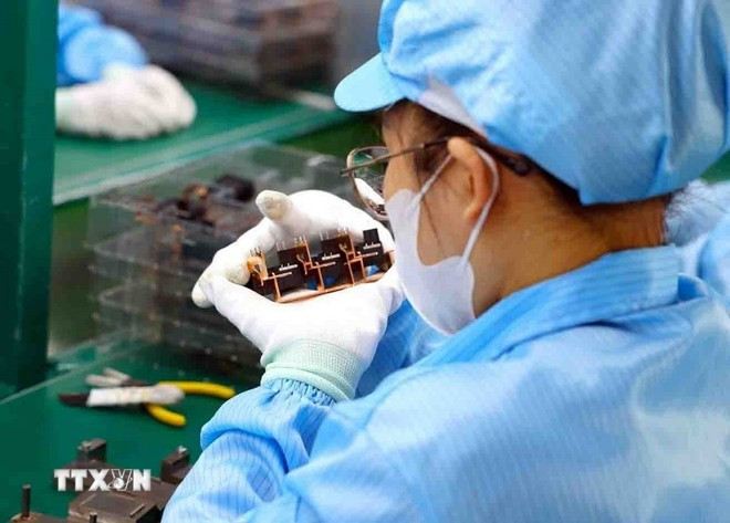 Fabrication de composants électroniques. Photo : VNA linh-kien-dien-tu.jpg