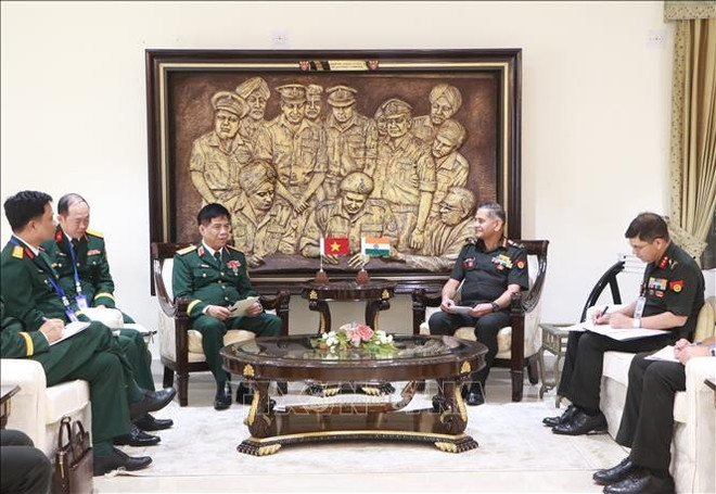 Le général de corps d’armée Nguyen Van Nghia et le chef d’état-major de l’armée indienne Upendra Dwivedi. Photo: VNA llgghb2-161025.jpg
