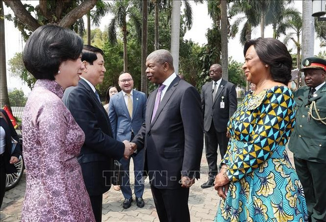 Le président angolais, João Manuel Gonçalves Lourenço, et son épouse, accueillent le président vietnamien, Luong Cuong, et son épouse. Photo: VNA don-ctn-va-phu-nhan.jpg