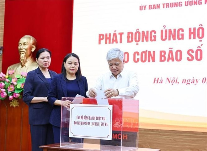 Le Front de la Patrie du Vietnam (FPV) a lancé jeudi un appel national à la solidarité, exhortant les citoyens et la communauté internationale à soutenir les victimes du typhon Bualoi. Photo: VNA ung-ho.jpg