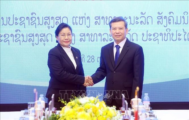 Le président de la Cour populaire suprême du Vietnam, Lê Minh Tri, et son homologue lao, Viengthong Siphandon. Photo: VNA vna-potal-chanh-an-toa-an-nhan-dan-toi-cao-le-minh-tri-hoi-dam-voi-chanh-an-toa-an-nhan-dan-toi-cao-lao-stand-1.jpg