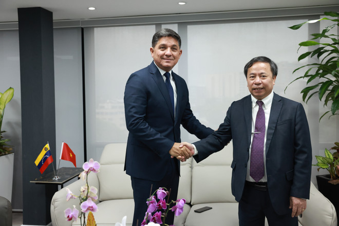Jorge Márquez, vice-président du Venezuela et président du Comité intergouvernemental Venezuela-Vietnam (gauche) et le professeur Nguyen Hong Son, directeur de l’Académie vietnamienne des sciences agricoles (VAAS). Photo: Ambassade du Vietnam au Venezuela vna-potal-venezuela-danh-100000-ha-dat-san-xuat-nong-nghiep-cho-cac-nha-dau-tu-viet-nam-8080645.jpg