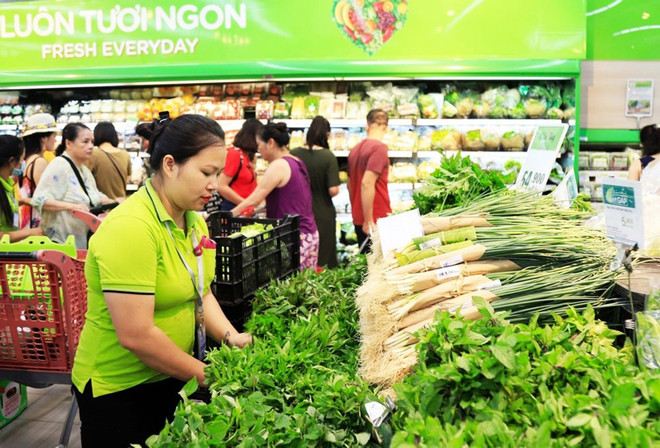 À partir de 2027, les marchés et magasins ne pourront plus offrir gratuitement de sacs plastiques non biodégradables. Photo: Internet tieu-dung-xanh.jpg