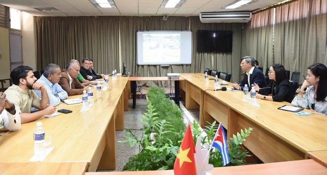 La séance de travail entre l'ambassadeur vietnamien à Cuba, Le Quang Long, et le gouverneur de la province cubaine d'Artemisa, Ricardo Concepción Rodríguez. Photo: VNA quang-canh-cuoc-gap-ttxvn.jpg