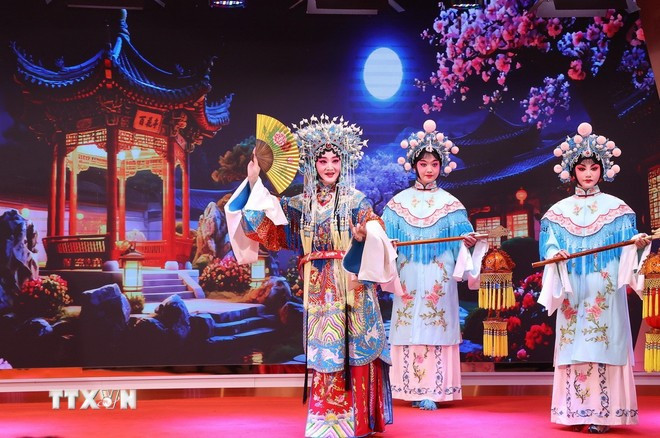 Un numéro artistique lors de la tournée médiatique « China Walk » 2025. Photo: VNA khoi-dong-chuong-trinh-dao-buoc-trung-quoc-kham-pha-vu-han3.jpg