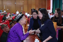 La présidente par intérim Vo Thi Anh Xuan rend visite à des personnes méritantes à Thai Nguyen