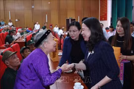 La présidente par intérim Vo Thi Anh Xuan rend visite à des personnes méritantes à Thai Nguyen