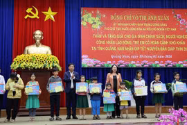 La vice-présidente Vo Thi Anh Xuan offre des cadeaux du Têt à Quang Nam
