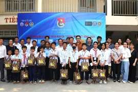 Des jeunes vietnamiens tendent la main aux élèves pauvres du Cambodge