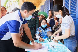 L'ambassade du Vietnam au Cambodge organise un programme médical en faveur des personnes défavorisées à Kratie