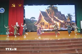Des étudiants lao à Thai Nguyen célèbre la fête Bunpimay