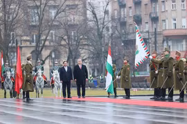 Le PM hongrois offre une cérémonie d’accueil officielle en l’honneur du PM vietnamien